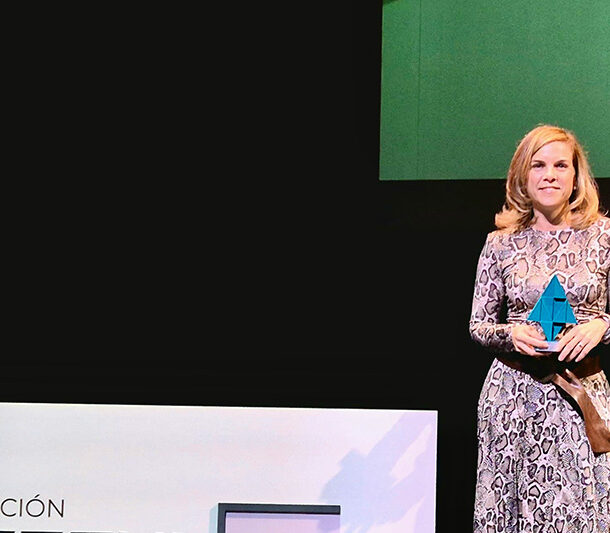 Mireia Ladios, Project Manager de Futurs, con el premio Ennova Health
